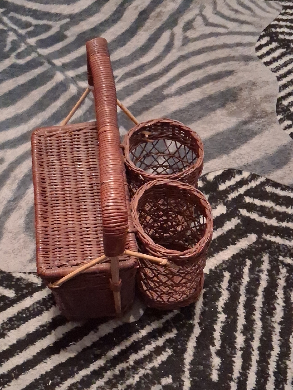 Source Unknown Brown Wicker Picnic Basket with Dual Items Holders